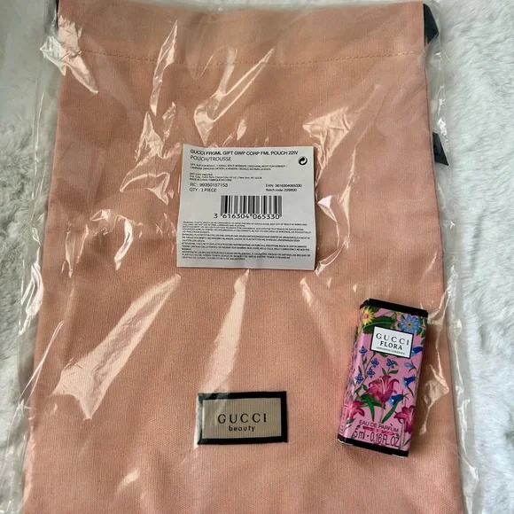 Gucci pink bag new in bag.. Includes mini size 5ml of Gucci Flora Parfum. - Picture 2 of 2